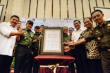 Menteri Koordinator Bidang Maritim Luhut Binsar Pandjaitan (ketiga kanan) bersama Menteri Riset Teknologi Dan Pendidikan Tinggi Mohamad Nasir (kedua kanan), Pangdam III Siliwangi Mayjen TNI Besar Harto Karyawan (ketiga kiri), Gubernur Provinsi Jawa Barat Ahmad Heryawan (kelima kanan) dan perwakilan pelaku industri menunjukkan deklarasi dukungan percepatan pengendalian pencemaran dan kerusakan daerah aliran Sungai (DAS) Citarum di Bandung, Jawa Barat, Kamis (3/5/2018). Audiensi dan deklarasi bersama yang diselenggarakan Kementerian Koordinator Kemaritiman bersama Pemerintah Provinsi Jawa Barat tersebut sebagai langkah tegas pemerintah dalam upaya membersihkan Citarum melalui penindakan hukum dan pencegahan. (ANTARA FOTO/Raisan Al Farisi) 