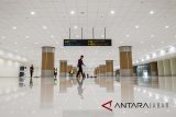 Pekerja membersihkan ruang pengambilan bagasi di Bandara Internasional Jawa Barat (BIJB) Kertajati, Majalengka, Jawa Barat, Kamis (24/5). BIJB merupakan bandara kedua terbesar di Indonesia setelah Bandara Internasional Soekarno-Hatta, Cengkareng yang memiliki luas lahan mencapai 1.800 hektar dan akan dioperasikan pada hari Kamis (24/5). ANTARA JABAR/M Agung Rajasa/agr/18