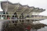 Suasana bangunan Bandara Internasional Jawa Barat (BIJB) Kertajati, Majalengka, Jawa Barat, Kamis (24/5). BIJB merupakan bandara kedua terbesar di Indonesia setelah Bandara Internasional Soekarno-Hatta, Cengkareng yang memiliki luas lahan mencapai 1.800 hektar dan akan dioperasikan pada hari Kamis (24/5). ANTARA JABAR/M Agung Rajasa/agr/18
