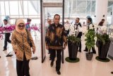 Menteri Perhubungan Budi Karya Sumadi melintas di x-ray saat memasuki Bandara Internasional Jawa Barat (BIJB) Kertajati, Majalengka, Jawa Barat, Kamis (24/5/2018). BIJB merupakan bandara kedua terbesar di Indonesia setelah Bandara Internasional Soekarno-Hatta, Cengkareng yang memiliki luas lahan mencapai 1.800 hektar dan akan dioperasikan pada hari Kamis (24/5/2018). (ANTARA FOTO/M Agung Rajasa) 