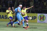 Pesepakbola Barito Putera, Gavin Kwan Adsit (kuning) dikawal ketat dua pemain Persela Lamongan saat kedua tim bertemu dalam lanjutan Liga 1 di Stadion 17 Mei Banjarmasin, Kamis (24/5). Barito Putera dan Persela Lamongan berbagi point satu setelah pertandingan berakhir imbang 1-1. Foto Antaranews Kalsel/Herry Murdy Hermawan