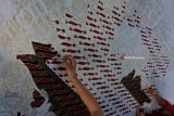 Pekerja menyelesaikan proses pewarnaan batik di industri rumahan 