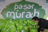 Petugas menyiapkan sembako saat menggelar pasar murah di Sabuga, Bandung, Jawa Barat, Minggu (13/5). Sebanyak 650 paket sembako yang disediakan oleh BPJS Ketenagakerjaan tersebut ditujukan untuk membantu meringankan beban masyarakat jelang Bulan Suci Ramadan. ANTARA JABAR/Raisan Al Farisi/agr/18