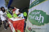 Petugas melayani warga yang menukarkan kupon untuk mengambil sembako saat menggelar pasar murah di Sabuga, Bandung, Jawa Barat, Minggu (13/5). Sebanyak 650 paket sembako yang disediakan oleh BPJS Ketenagakerjaan tersebut ditujukan untuk membantu meringankan beban masyarakat jelang Bulan Suci Ramadan. ANTARA JABAR/Raisan Al Farisi/agr/18