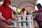 Warga antre membeli makanan untuk takjil saat digelar Bazar Takjil di Alun-alun Kota Madiun, Jawa Timur, Rabu (30/5). Bazar Takjil yang difasilitasi Pemkot Madiun tersebut diikuti perwakilan seluruh kelurahan di daerah itu untuk memberdayakan potensi kelurahan sekaligus menyediakan kebutuhan makanan dan minuman untuk berbuka puasa bagi umat muslim. Antara Jatim/Siswowidodo/zk/18