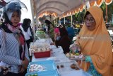 Warga antre membeli makanan untuk takjil saat digelar Bazar Takjil di Alun-alun Kota Madiun, Jawa Timur, Rabu (30/5). Bazar Takjil yang difasilitasi Pemkot Madiun tersebut diikuti perwakilan seluruh kelurahan di daerah itu untuk memberdayakan potensi kelurahan sekaligus menyediakan kebutuhan makanan dan minuman untuk berbuka puasa bagi umat muslim. Antara Jatim/Siswowidodo/zk/18