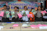 Kapolda Riau Irjen Pol Nandang (kedua kiri) didampingi Direktur Reserse Narkoba Polda Riau Kombes Hariono (kedua kanan), Kabid Humas Polda Riau AKBP Sunarto (kiri) dan Kapolres Bengkalis AKBP Yusup Rahmanto (kanan) memperlihatkan barang bukti kasus narkoba berupa ekstasi dan sabu-sabu ketika konferensi pers di Mapolda Riau jalan Sudirman Pekanbaru, Riau, Rabu (2/5/2018). Polda Riau berhasil menggagalkan peredaran narkoba jenis ekstasi sebanyak 46.718 butir dan sabu-sabu 55 kg dan menangkap tiga orang terduga kurir dari dua lokasi terpisah di Kabupaten Bengkalis, Riau. (ANTARA /Rony Muharrman)