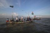 Warga kampung nelayan Nambangan dan Bulak Cumpat, Surabaya membaca salawat 