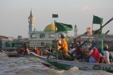 Warga kampung nelayan Nambangan dan Bulak Cumpat, Surabaya membaca salawat 