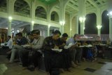 Umat muslim memakan takjil ketika buka bersama pertama di Bulan Ramadhan 1439 Hijriyah di Masjid Al-Akbar Surabaya, Jawa Timur, Kamis (17/5). Sekitar 2.500 kotak nasi dibagikan pada umat muslim untuk buka bersama di Masjid Al-Akbar Surabaya. Antara Jatim/M Risyal Hidayat/zk/18