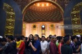 Umat muslim antre untuk mendapatkan takjil ketika buka bersama pertama di Bulan Ramadhan 1439 Hijriyah di Masjid Al-Akbar Surabaya, Jawa Timur, Kamis (17/5). Sekitar 2.500 kotak nasi dibagikan pada umat muslim untuk buka bersama di Masjid Al-Akbar Surabaya. Antara Jatim/M Risyal Hidayat/zk/18