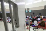 Sejumlah warga binaan berbuka bersama dengan anggota keluarga mereka di Lembaga Permasyarakatan (Lapas) Kelas II A Cibinong, Kabupaten Bogor, Jawa Barat, Kamis (24/5). Pada bulan Ramadan Lapas Kelas II A Cibinong memberikan kesempatan kepada warga binaan untuk berbuka puasa bersama keluarga masing-masing di dalam lapas. ANTARA JABAR/Yulius Satria Wijaya/agr/18.