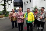 Bupati Balangan, H Ansharuddin, menyapa Gubernur DKI Jakarta Anies Baswedan, pada moment penghargaan Universal Health Coverage (UHC) Award 2018, JKN-KIS dari BPJS, Rabu (23/5) di Istana Negara, Jakarta, Foto Antara Kalsel/Roly Supriadi.