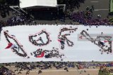 Foto aerial Sejumlah  buruh membentuk formasi Peta Indonesia saat aksi memperingati Hari Buruh Se Dunia di depan Kantor Gubernur Jawa Timur, Surabaya, Selasa (1/5). Dalam aksinya mereka menyeruhkan sejumlah tuntutan salah satunya hapus sistem kerja alih daya. Antara Jatim/Naufal Ammar/zk/18 