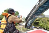 Petugas Satpol PP Surabaya melakukan pengawasan patroli air di Sungai Kalimas Surabaya, Kamis (31/5). Patroli sepanjang bantaran Sungai Kalimas tersebut guna memberikan kenyamanan warga maupun menindak PMKS serta sebagai SAR. Antara jatim/Abdullah Rifai/zk/18