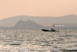 Kapal nelayan melintas di Danau Taihu, Suzhou, Tiongkok, Rabu (9/5). Danau Taihu merupakan danau terbesar ketiga di Tiongkok dan menjadi salah satu tempat wisata di Suzhou.  Antara Jatim/Zabur Karuru/18