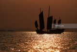 Kapal layar khas CIna berada di Danau Taihu, Suzhou, Tiongkok, Rabu (9/5). Danau Taihu merupakan danau terbesar ketiga di Tiongkok dan menjadi salah satu tempat wisata di Suzhou.  Antara Jatim/Zabur Karuru/18