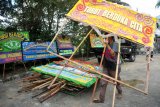 Dua pengepul mengangkat papan ucapan duka cita yang dibelinya dari warga di Pontianak, Kalbar, Minggu (20/5). Papan ucapan duka cita yang dibeli seharga Rp4 ribu per buah tersebut, nantinya akan dibongkar dan diambil kayunya untuk didaur ulang kembali. ANTARA FOTO/Jessica Helena Wuysang/18