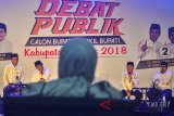 Pasangan calon Bupati dan Wakil Bupati Ciamis nomor urut satu Herdiat Sunarya (kiri) - Yana Diana Putra (kedua kiri) dan pasangan calon Bupati dan Wakil Bupati Ciamis nomor urut dua Iing Syam Arifin (kedua kanan) - Oih Burhanudin (kanan) saat debat publik di Gedung Islamic Center, Kabupaten Ciamis, Jawa Barat, Selasa (8/5). Dua pasangan Cabup-Cawabup Ciamis akan bertarung pada Pilkada serentak pada 27 Juni mendatang. ANTARA JABAR/Adeng Bustomi/agr/18