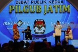 Calon Gubernur Jawa Timur nomor urut dua Saifullah Yusuf (kedua kanan) bertanya kepada calon Gubernur nomor urut satu Khofifah Indar Parawansa (kiri) saat Debat Publik Kedua Pilgub Jawa Timur di Surabaya, Jawa Timur, Selasa (8/5). Debat publik kedua tersebut mengusung tema 