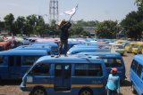 Sopir angkutan kota melakukan mogok massal saat berunjukrasa di depan Kantor Unit Pelaksana Teknis lalu Lintas dan angkutan Jalan (UPT LLAJ) Karanglo, Malang, Jawa Timur, Senin (14/5). Unjuk rasa sopir angkutan kota yang sempat diwarnai aksi sweping tersebut menuntut pemerintah segera menertibkan transportasi daring serta memberlakukan Peraturan Menteri 108 tahun 2017 tentang penyelenggaraan angkutan orang dengan kendaraan bermotor, umum tidak dalam trayek. Antara Jatim/Ari Bowo Sucipto/mas/18.