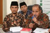 Sekretaris Jenderal Lembaga Persahabatan Ormas Islam (LPOI) Lutfi A Tamimi (kanan) bersama Ketua Syarikat Islam Indonesia (SII) Chalif Ibrahim (kiri) memberikan keterangan kepada wartawan terkait kerusuhan di Mako Brimob dan teror bom Surabaya di Jakarta, Senin (14/5/2018). Lembaga Persahabatan Ormas Islam (LPOI) meminta DPR agar segera mengesahkan RUU Terorisme. (ANTARA FOTO/Rivan Awal Lingga) 