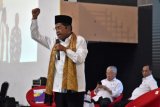 Menteri Sosial Idrus Marham (kiri) bersama Menteri Perdagangan Enggartiasto Lukita (tengah) dan Menteri Perhubungan Budi Karya Sumadi memberikan paparan dalam Dialog Nasional Indonesia Maju di Balairung University Training Centre (UTC), Semarang, Jawa Tengah, Rabu (16/5/2018). Dialog yang dihadiri ribuan mahasiswa dan masyarakat umum tersebut membahas capaian kemajuan Indonesia dan rencana pembangunan mendatang pemerintah. (ANTARA FOTO/Aditya Pradana Putra) 