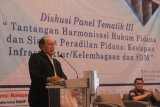 Ketua Bidang Kajian Hukum dan Perundang-undangan DPN Peradi Nikolas Simanjuntak memberikan paparannya disaksikan Anggota DPR Komisi III Arteria Dahlan (kanan) pada diskusi Konsultasi Nasional di Jakarta, Rabu (2/5/2018). Diskusi tersebut bertema 