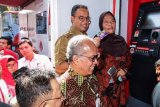 Gubernur DKI Jakarta Anies Baswedan (kedua kanan), bersama Dirut Bank DKI Kresno Sediarsi (ketiga kanan), mendampingi warga mengambil uang Kartu Lansia Jakarta (KLJ) melalui ATM Bank DKI di RPTRA Tanah Tinggi, Johar Baru, Jakarta, Selasa (8/5/2018). Pendistribusian KLJ yang bisa diambil melalui bank DKI ini merupakan pendistribusian KLJ tahap pertama tahun 2018 dengan total penerima sebanyak 12.141 lansia. (ANTARA FOTO/Rivan Awal Lingga) 