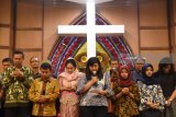 Sejumlah umat lintas agama melakukan doa bersama untuk korban teror bom gereja di Surabaya, serta menyerukan pesan perdamaian bagi bangsa di Gereja Kristen Indonesia (GKI) Diponegoro, Surabaya, Jawa Timur, Jumat (18/5). Doa bersama lintas agama yang berlangsung disalah satu tempat kejadian bom bunuh diri tersebut, untuk mendoakan korban teror bom di tiga gereja Surabaya, dan mengajak masyarakat untuk tetap damai dan bersatu. Antara Jatim/M Risyal Hidayat/zk/18