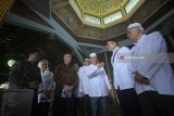 Duta Besar Amerika Serikat untuk Indonesia Joseph R Donovan (ketiga kiri) didampingi Konsul Jenderal AS di Surabaya Heather Variava (kedua kiri) berbincang dengan Ketua Yayasan Haji Muhammad Cheng Hoo Abdullah Nurawi (ketiga kanan) saat berkunjung ke Masjid Cheng Hoo di Surabaya, Jawa Timur, Rabu (9/5). Kunjungan tersebut untuk melihat dan belajar tentang kekayaan sejarah serta keberagaman agama di Indonesia, khususnya di Kota Surabaya. Antara Jatim/Moch Asim/18.