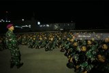 Prajurit Korps Marinir melaksanakan embarkasi personel dan material di dermaga Madura, Mako Armada II Surabaya, Jawa Timur, Selasa (29/5). Kegiatan tersebut dilakukan untuk persiapan keikutsertaan Indonesia dalam ajang latihan perang Rim Of The Pacific Excercise (RIMPAC) 2018 di Hawaii, Amerika Serikat. Antara jatim/Budi Candra Setya/zk/18.