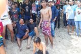 Lima wisatawan Pantai Ngandong terseret ombak