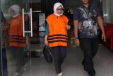 Tersangka selaku mantan Kepala BPKAD Kota Kendari, Fatmawati Faqih berjalan keluar ruangan seusai menjalani pemeriksaan di gedung KPK, Jakarta, Jumat (25/5/2018). Fatmawati Faqih diperiksa sebagai tersangka dalam kasus dugaan suap pengadaan barang dan jasa di Pemerintah Kota Kendari tahun anggaran 2017-2018. (ANTARA /Reno Esnir)