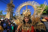 Model memperagakan kostum etnik karya perajin bambu pada Festival Bambu Gintangan, Banyuwangi, Jawa Timur, Sabtu (6/5). Gelaran festival tersebut merupakan ajang kreativitas perajin bambu di Desa Gintangan, guna mengenalkan daerahnya sebagai sentra kerajinan bambu. Antara Jatim/Budi Candra Setya/mas/18.