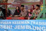 Angota grup kesenian tradisional Jemblung Bodronoyo pentas pada Festival Jemblung di Desa Dukuh, Kediri, Jawa Timur, Sabtu (12/5). Festival Jemblung se-Jawa Timur tersebut bertujuan melestarikan kesenian Jemblung sebagai seni bertutur (mendongeng) khas budaya Jawa. Antara Jatim/Prasetia Fauzani/mas/18.