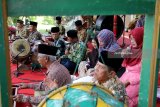 Angota grup kesenian tradisional Jemblung Bodronoyo pentas pada Festival Jemblung di Desa Dukuh, Kediri, Jawa Timur, Sabtu (12/5). Festival Jemblung se-Jawa Timur tersebut bertujuan melestarikan kesenian Jemblung sebagai seni bertutur (mendongeng) khas budaya Jawa. Antara Jatim/Prasetia Fauzani/mas/18.