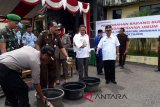 Kejaksaan Negeri Tabalong memusnahkan barang bukti tindak pidana umum berupa miras, obat zenith dan sabu - sabu, Rabu. Pemusnahan dipimpin Kepala Kejaksaan Negeri Tabalong Gde Made Pasek Swardhyana dikuti Pelaksana Tugas Bupati Tabalong Zony Alfianoor dan Forum Koordinasi Pimpinan Daerah. Foto:Antaranews Kalsel/Herlina Lasmianti/M.