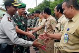 Kapolres Tabalong AKBP Hardiono didampingi Dandim 1008/Tanjung Letkol Arm Edy Susanto melakukan pemeriksaan pasukan dan memberi salam para kepala desa pada apel sinergitas tiga pilar di Tanjung, Senin (28/05). Apel ini dihadiri para bhabinkamtibnas, babinsa dan kepala desa di rayon tengah mencakup Kecamatan Murung Pudak, Tanta, Tanjung dan Bintang Ara. Foto:Antaranews Kalsel/Herlina Lasmianti/M.