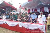 Pencanangan TMKK tingkat Nasional di Lapangan Pahlawan Amuntai ditandai dengan pemukulan beduk oleh Panglima TNI Marsekal Hadi Tjahjanto, Plt Kepala BKKBN Pusat, Gubernur Kalsel, Bupati HSU dan lainnya di Amuntai, Selasa (01/05). Foto:Antaranews Kalsel/Eddy Abdillah/M.