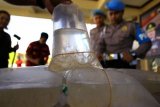 Anggota kepolisian memeriksa barang bukti benur tangkapan di Mapolres Banyuwangi, Jawa Timur, Selasa (8/5/2018). Sebanyak 25 ribu ekor benur (bayi lobster) senilai sekitar Rp1,5 miliar, berhasil diamankan kepolisian resort Banyuwangi di Pelabuhan Ketapang. (ANTARA /Budi Candra Setya) 