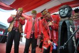 Presiden Majelis Adat Dayak Nasional (MADN), Cornelis (kanan) didampingi Ketua Pekan Gawai Dayak (PGD) XXXIII, Andreas Lani (dua kiri) dan Ketua Sekretariat Bersama Kesenian Dayak (Sekberkesda), Joseph Oedillo Oendoen (kiri), memukul Kangkuang atau kentongan khas Dayak saat membuka Pekan Gawai Dayak ke-33 di Rumah Radakng Pontianak, Kalbar, Minggu (20/5). PGD ke-33 yang digelar masyarakat Dayak untuk mengucapkan rasa syukur kepada Jubata (Tuhan) atas hasil panen tersebut, menyerukan tolak ujaran kebencian serta aksi kekerasan terhadap kemanusiaan. ANTARA FOTO/Jessica Helena Wuysang/18