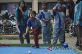 Seorang anak penyandang disabilitas bermain bocce saat acara Gebyar Penyandang Disabilitas di Kampus Universitas Islam Nusantara di Bandung, Jawa Barat, Kamis (3/5). Acara yang diikuti oleh 262 peserta dari 18 sekolah luar biasa tersebut ditujukan untuk memberi ruang terhadap penyandang disabilitas agar dapat berkreasi dan berperan aktif dalam keterampilan, agama dan olahraga. ANTARA JABAR/Raisan Al Farisi/agr/18