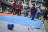 Seorang anak penyandang disabilitas bermain bocce saat acara Gebyar Penyandang Disabilitas di Kampus Universitas Islam Nusantara di Bandung, Jawa Barat, Kamis (3/5). Acara yang diikuti oleh 262 peserta dari 18 sekolah luar biasa tersebut ditujukan untuk memberi ruang terhadap penyandang disabilitas agar dapat berkreasi dan berperan aktif dalam keterampilan, agama dan olahraga. ANTARA JABAR/Raisan Al Farisi/agr/18