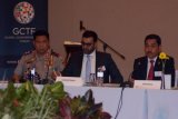 Kepala Badan Nasional Penanggulangan Terorisme (BNPT) Komjen Pol Suhardi Alius didampingi U.S. State Department's Director of Countering violent extremism (CVE) Irfan Saeed (tengah) dan Kapolda Bali Irjen Pol Petrus Reinhard Golose (kiri) menghadiri pembukaan Global Counterterrorism Forum (GCTF) 2018 di Nusa Dua, Bali, Senin (7/5/2018). Pertemuan selama dua hari tersebut diikuti 30 negara anggota GCTF dengan mengambil tema inisiatif dalam mengatasi tantangan pengungsian keluarga pejuang teroris asing. (ANTARA FOTO/Wira Suryantala) 