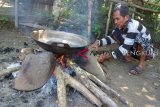 Seorang produsen gula aren sedang merebus air nira di Desa Talang Indah, Kecamatan Bunga Mas, Bengkulu Selatan.

Gula aren dari daerah ini dikenal memiliki warna, aroma, tekstur dan cita rasa yang khas, sehingga sangat diminati konsumen.

Saat ini, permintaan gula aren terus meningkat seiring tingginya kebutuhan masyarakat saat Ramadan.