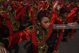 Sejumlah murid SD menarikan Tari Remo saat Upacara Hari Jadi Kota Surabaya ke-725 di Taman Surya, Surabaya, Jawa Timur, Kamis (31/5). Dalam upacara tersebut juga ditampilkan sejumlah hiburan dan Tari Remo kolosal dengan jumlah penari sebanyak 725 penari gabungan dari SD se-Surabaya. Antara Jatim/Zabur Karuru/18