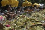 Sejumlah umat Hindu menghaturkan sesajen saat persembahyangan Hari Raya Galungan di Pura Jagatnatha, Denpasar, Bali, Rabu (30/5/2018). Hari Raya Galungan yang merupakan hari kemenangan kebenaran (Dharma) atas kejahatan (Adharma) tersebut dirayakan setiap enam bulan sekali dengan melakukan persembahyangan di tiap-tiap Pura. (ANTARA /Fikri Yusuf) 