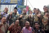 Gubernur Jawa Barat Ahmad Heryawan (ketiga kiri) didampingi dengan Gubernur Jawa Timur Soekarwo (kedua kiri) dan Wakil Gubernur DIY Kanjeng Gusti Pangeran Adipati Aryo (KGPAA) Paku Alam X (kiri) foto bersama saat Harmoni Budaya Jawa-Sunda dan peresmian nama Jalan Majapahit, Jalan Hayam Wuruk serta Jalan Citraresmi di Bandung, Jawa Barat, Jumat (11/5). Kegiatan tersebut diharapkan dapat mempererat harmonisasi persaudaraan antara masyarakat Jawa dan Sunda. ANTARA JABAR/M Agung Rajasa/agr/18
