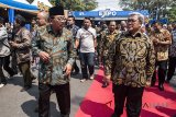 Gubernur Jawa Barat Ahmad Heryawan (kanan) berbincang dengan Gubernur Jawa Timur Soekarwo (kiri) seusai peresmian nama Jalan Majapahit, Jalan Hayam Wuruk serta Jalan Citraresmi saat Harmoni Budaya Jawa-Sunda di Bandung, Jawa Barat, Jumat (11/5). Kegiatan tersebut diharapkan dapat mempererat harmonisasi persaudaraan antara masyarakat Jawa dan Sunda. ANTARA JABAR/M Agung Rajasa/agr/18
